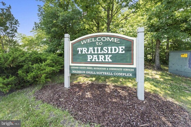 Building Photo - 43805 Middleway Ter