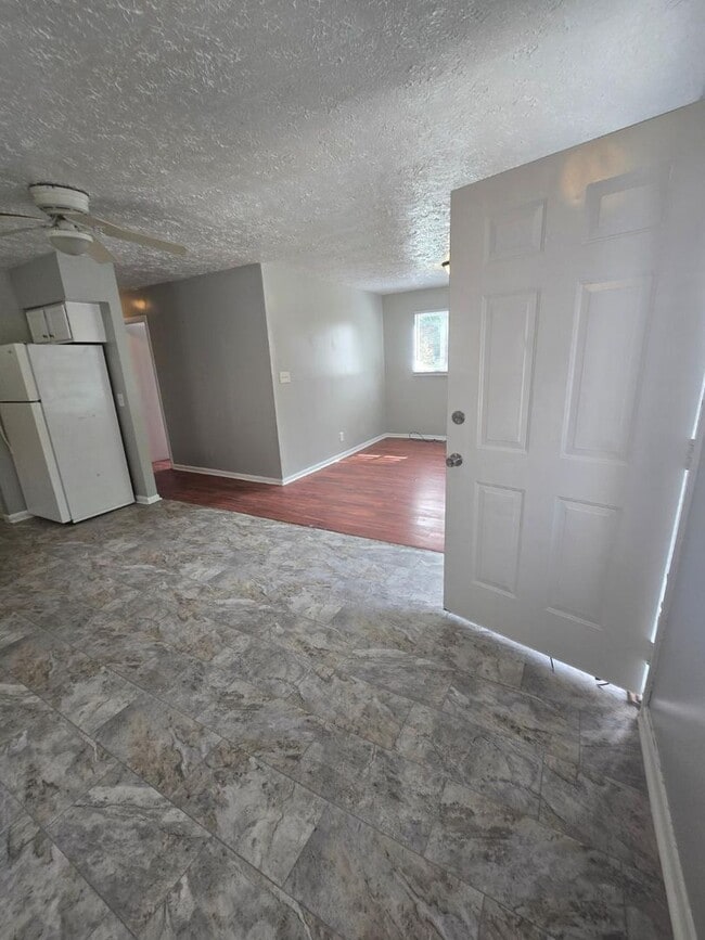 Building Photo - Beautiful 3 Bedroom home near West 10th and White River