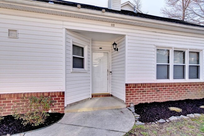 Building Photo - Convenient and Updated Grafton Townhome