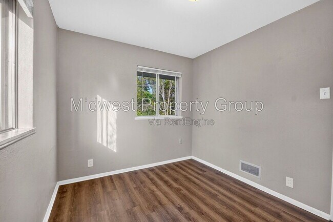 Building Photo - 727 Shepley Dr