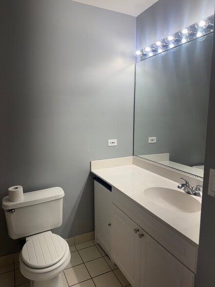 Building Photo - 1735 W Diversey Pky