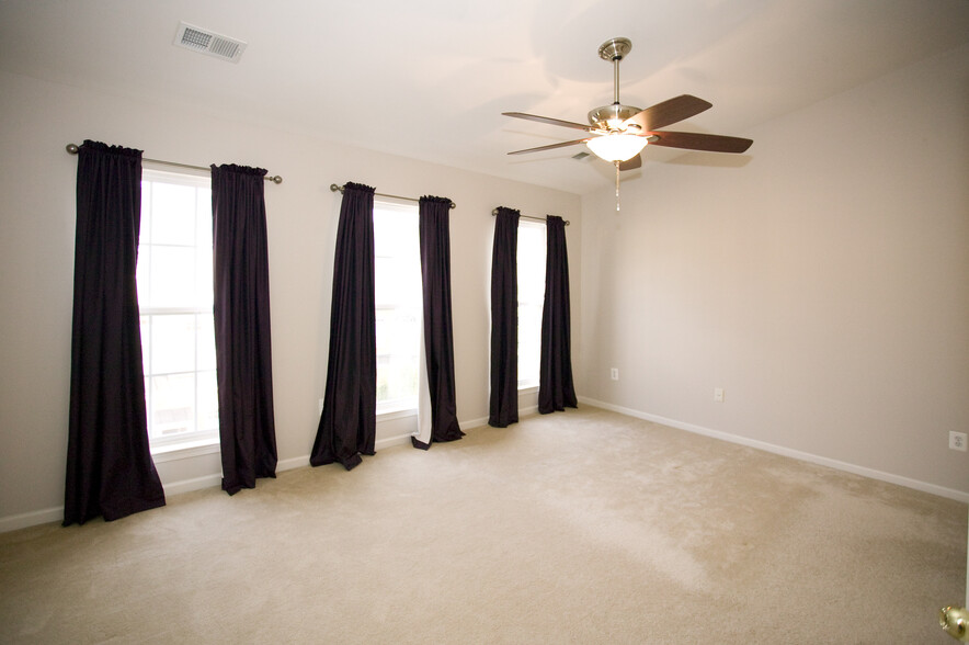 Building Photo - 42243 Black Rock Ter
