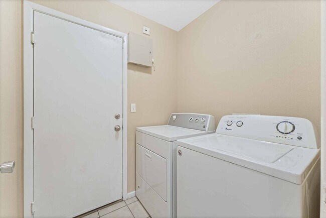 Building Photo - Charming Home with Spacious Backyard!