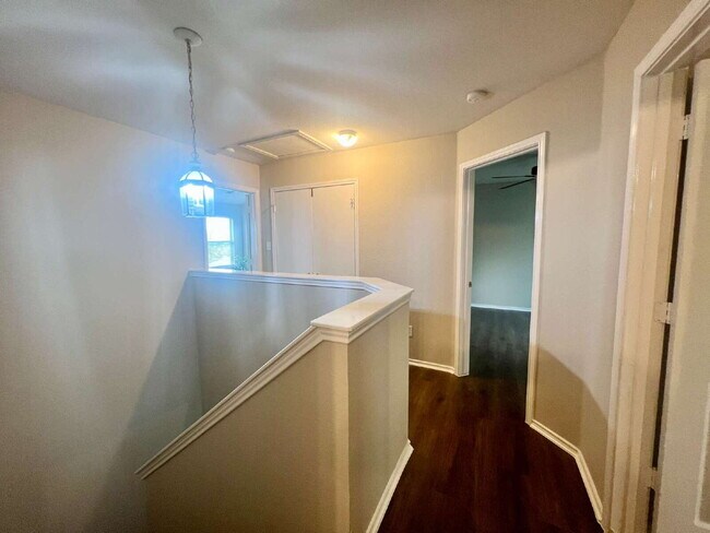Building Photo - Kyle: Plum Creek Subdv