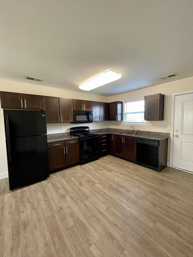 Building Photo - Nice 2 Bedroom, 2.5 Bath Townhouse