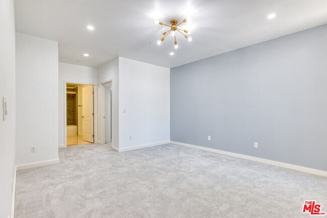 Building Photo - 401 N Serrano Ave