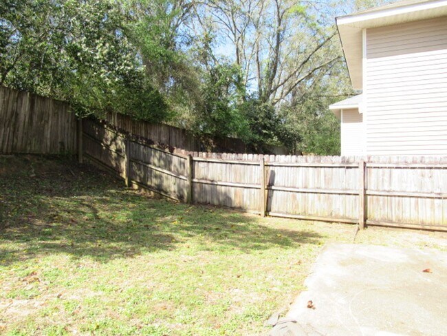 Building Photo - Centrally located with easy access to base...