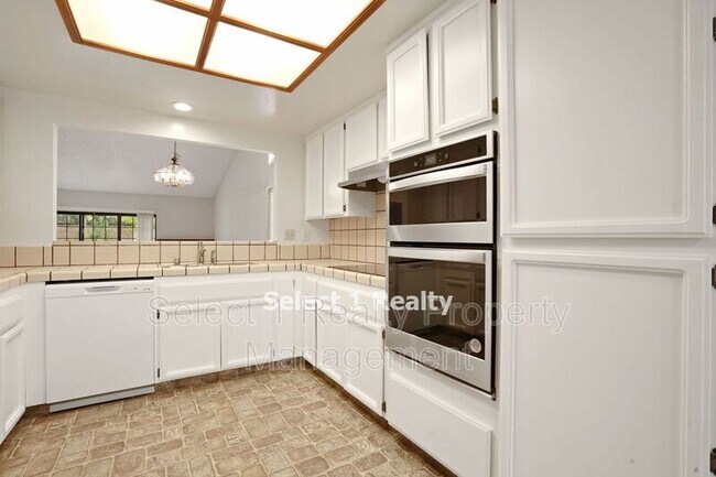 Building Photo - 546 La Corso Dr