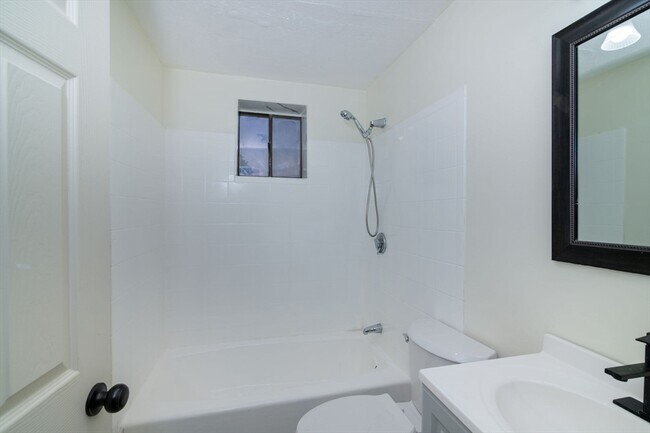Building Photo - 72 Martensen St