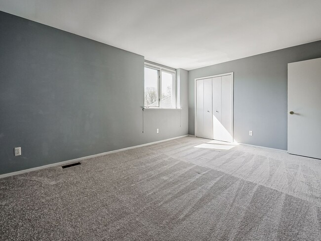 Building Photo - Welcome to this spacious single-family hom...
