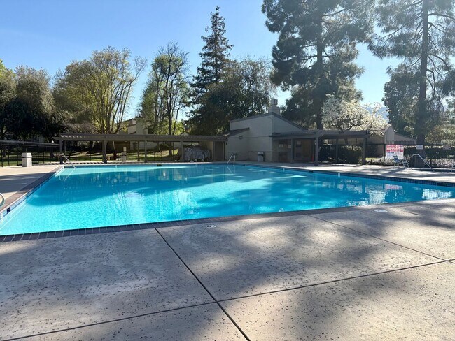 Building Photo - Updated Townhome in Pleasant Almaden Valley Community