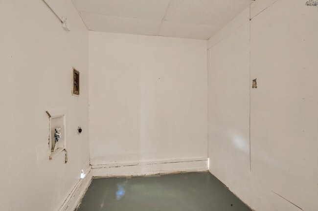 Building Photo - 604 E 1st St