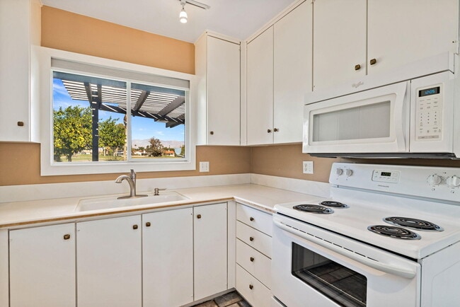 Building Photo - 77530 California Dr