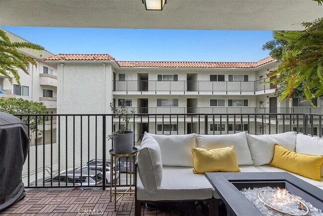 Building Photo - "Chic Hermosa Beach 1BR Apartment: 810 Sq ...