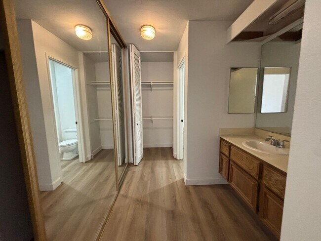 Building Photo - Spacious Updated Bonita Condo