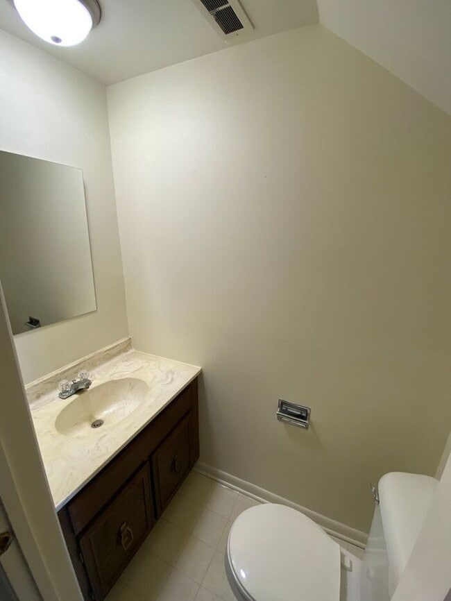 Building Photo - 3 Bedroom Townhome