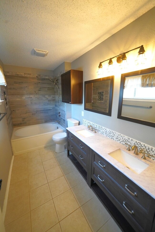 Building Photo - Updated Single Story in Schertz! Realtor Commission: $500