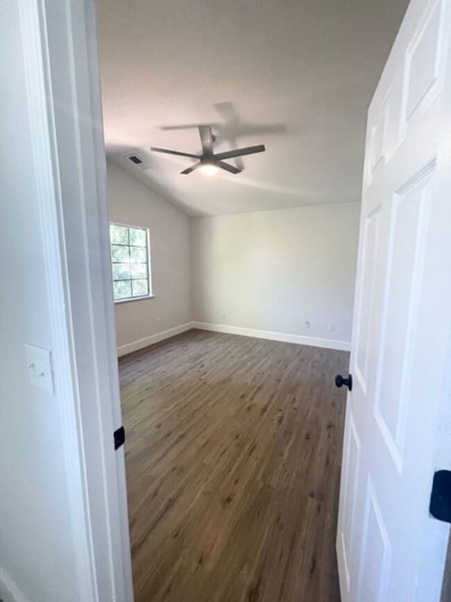 Building Photo - Darling Elk Grove Halfplex!