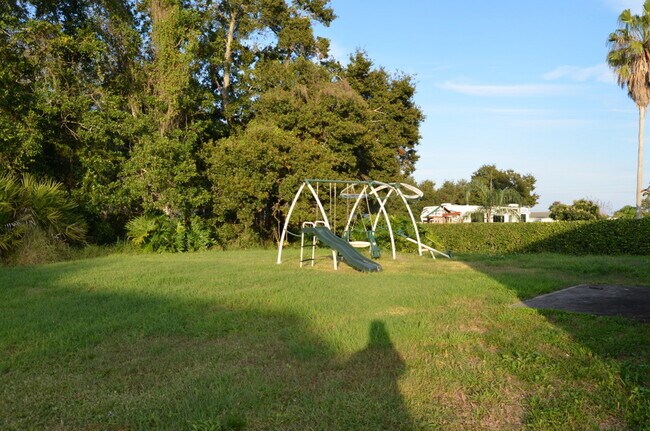 Building Photo - Cute 3/2 House with New Floors and Fresh P...