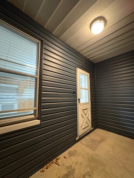 Building Photo - 2030 Hanover Ave