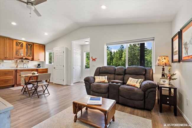 Building Photo - Cute 1 bedroom + 1 Bathroom w/ office - UT...