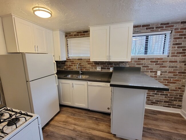 Building Photo - One Bedroom - Garfield District - Classic ...