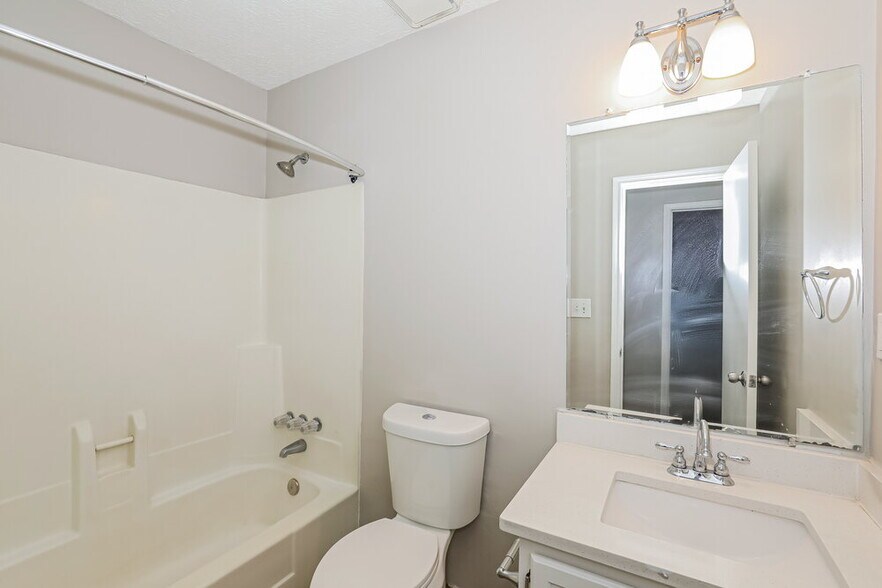 Building Photo - 6207 Radford Dr