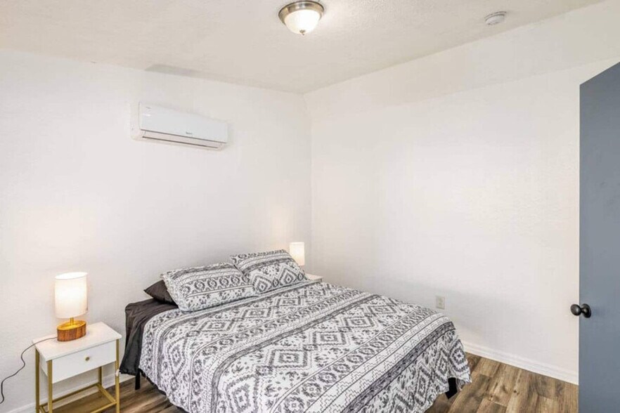 Building Photo - 2301 Carlton Dr