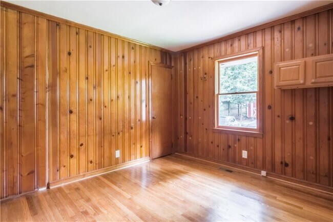 Building Photo - 564 Parker Ave