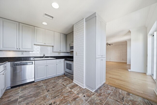 Building Photo - Penthouse Living in Midtown!