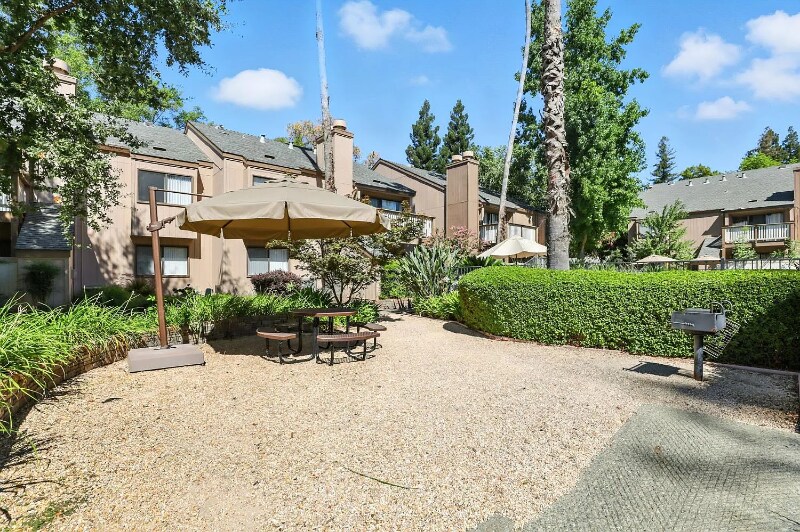 Building Photo - 535 Woodside Oaks