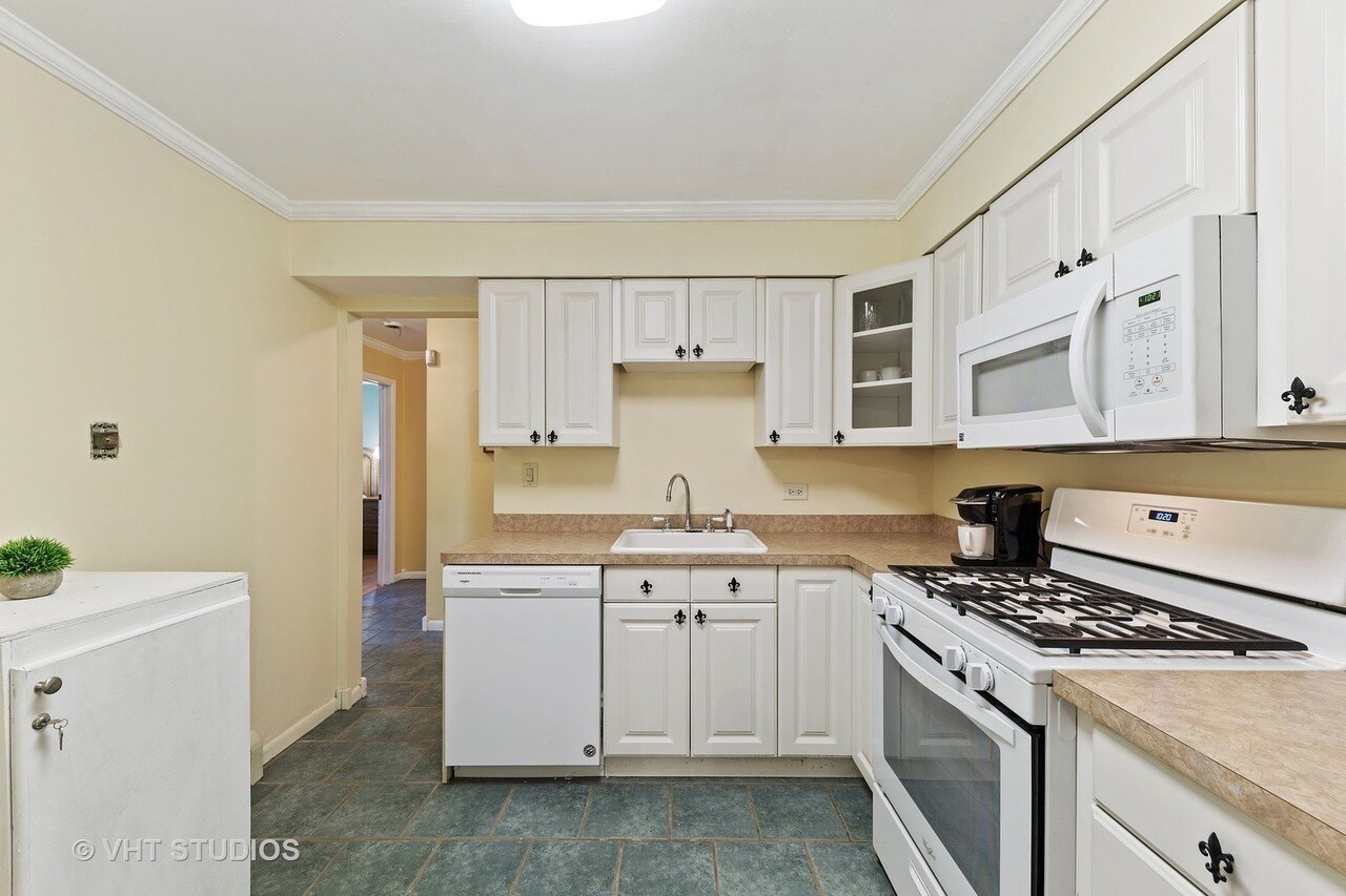 Building Photo - 1440 N Evergreen Ave