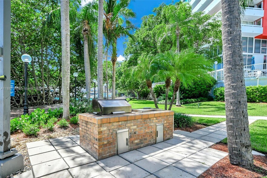 Building Photo - 1627 Brickell Ave