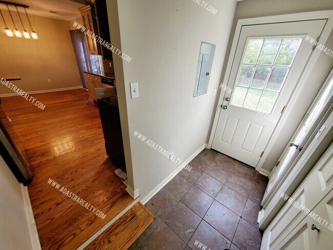 Building Photo - 5428 Maple St