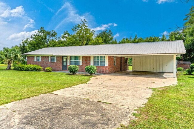 Building Photo - Charming brick home ready for move in!