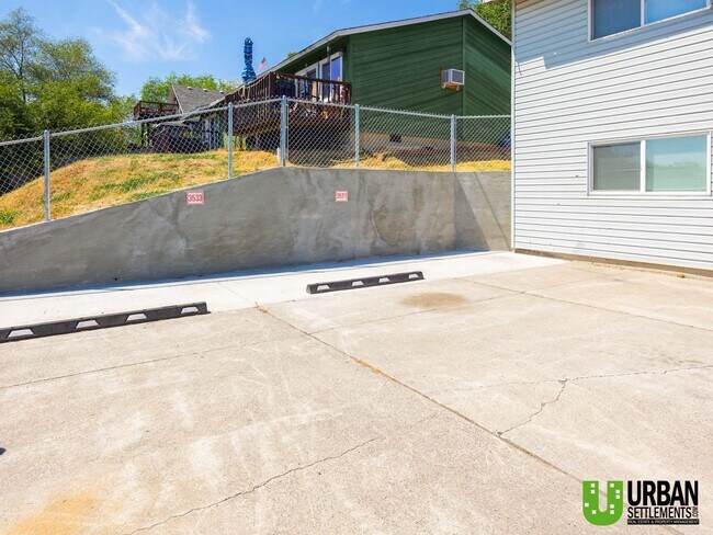 Building Photo - Upriver Dr. 3531-3533 E