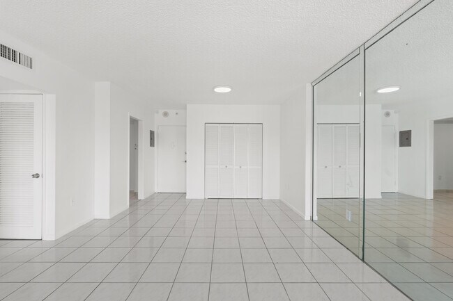 Building Photo - 400 Kings Point Dr