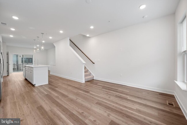 Building Photo - 210 Sundrop Ln