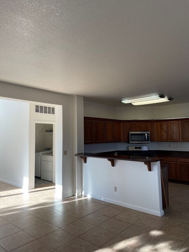 Building Photo - Large Home off Mcarran