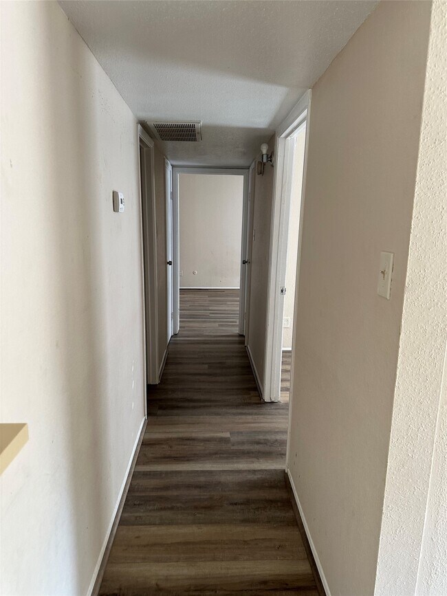 Building Photo - 10100 S Gessner Rd