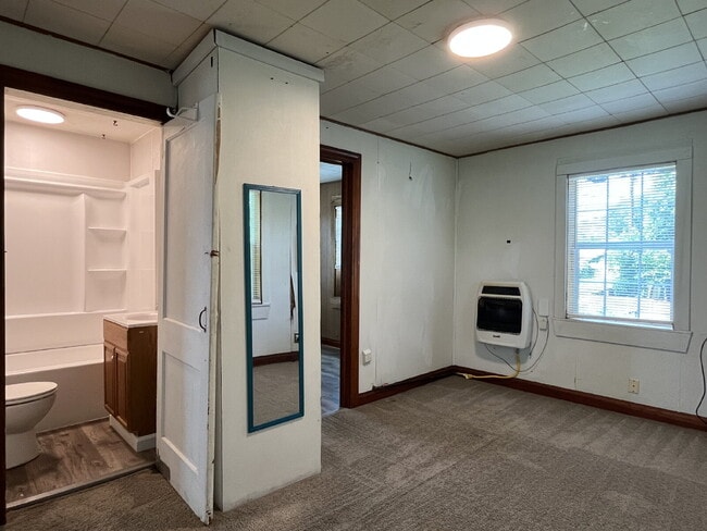 Building Photo - 1 Bedroom Upstairs Duplex