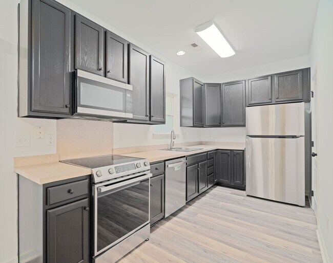 Building Photo - Live the Sumter-style Life in Summerville!