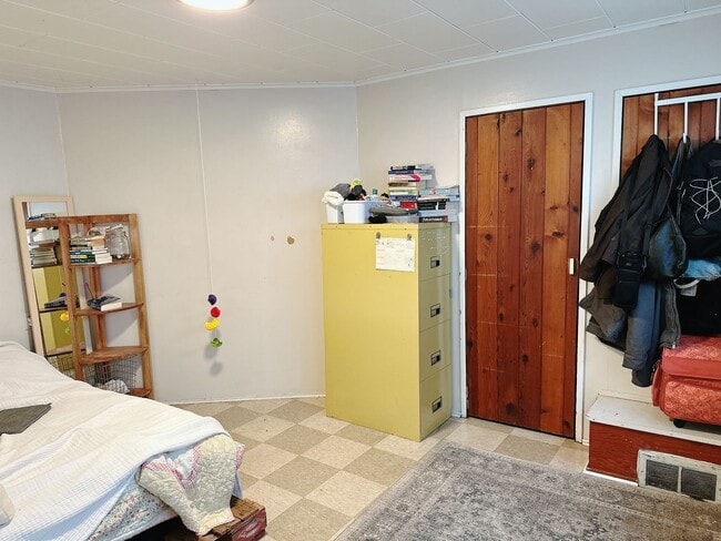 Building Photo - PRELEASE: 4 bd/1ba across from Laurel Park + near WWU