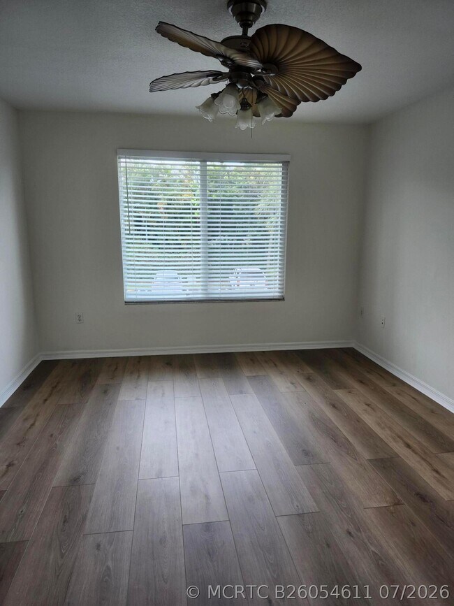 Building Photo - 1009 Villa Cir