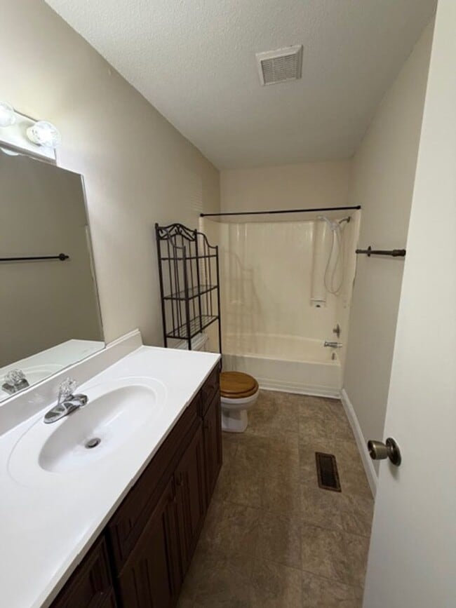 Building Photo - 213 Weeks Dr NE