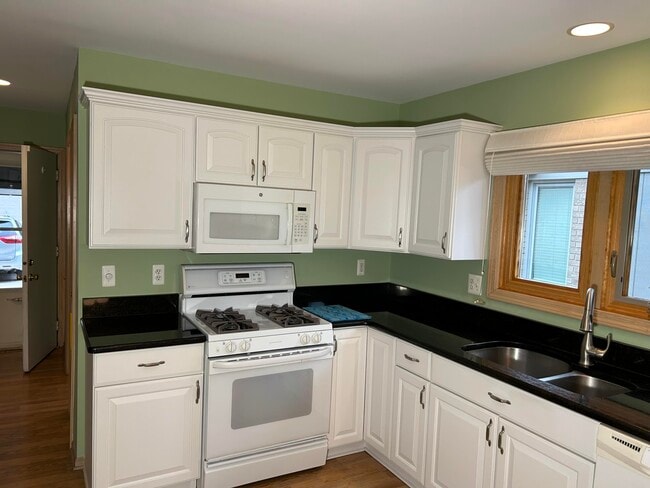 Building Photo - 21878 E Sunset Dr