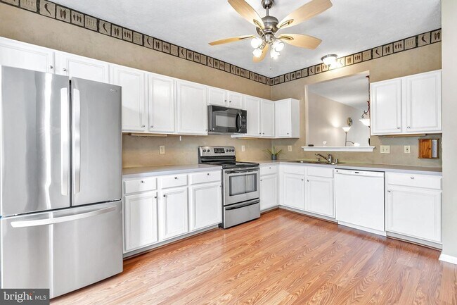 Building Photo - 465 Woodstock Ln