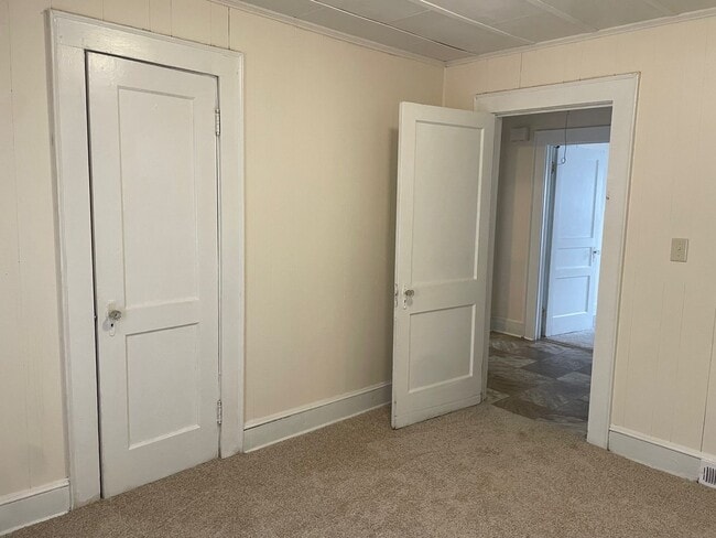 Building Photo - 3 BED, 1 BATH HOME