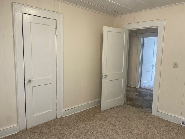 Building Photo - 420 N Elm St