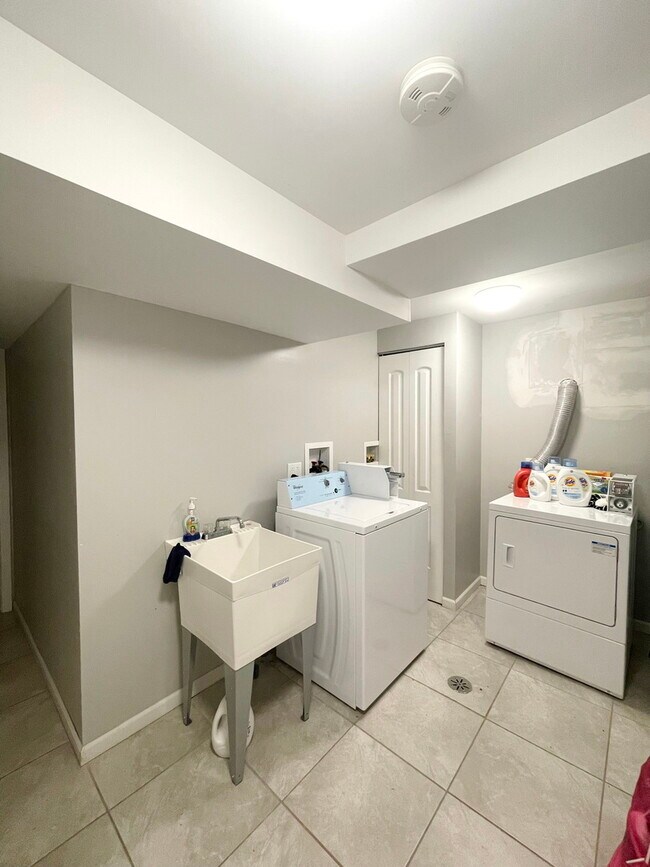 Building Photo - 3021 W Diversey Ave